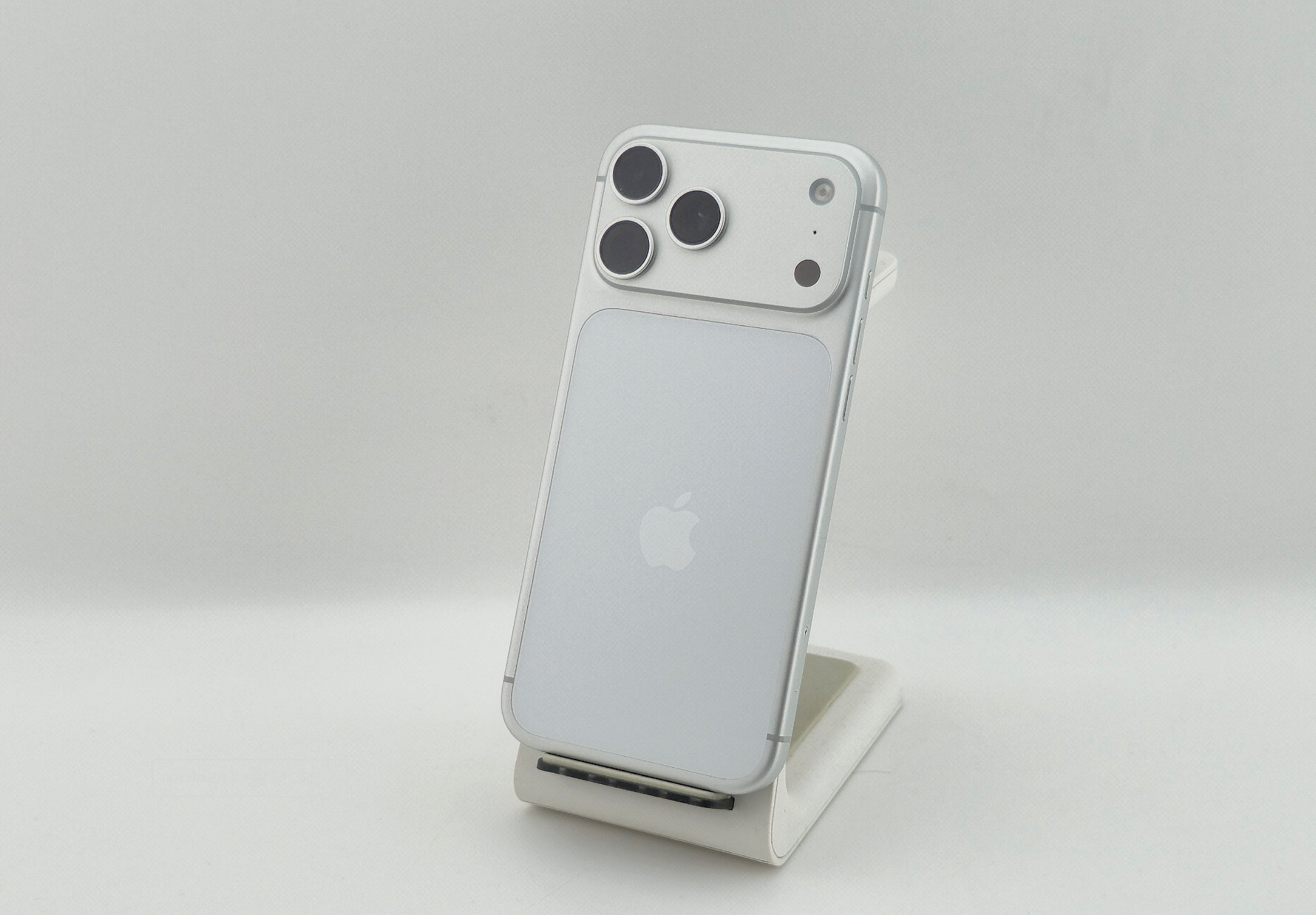 Телефон Apple iPhone 17 Pro Max 256 ГБ, цвет: серебристый (Silver) (Восстановленный)