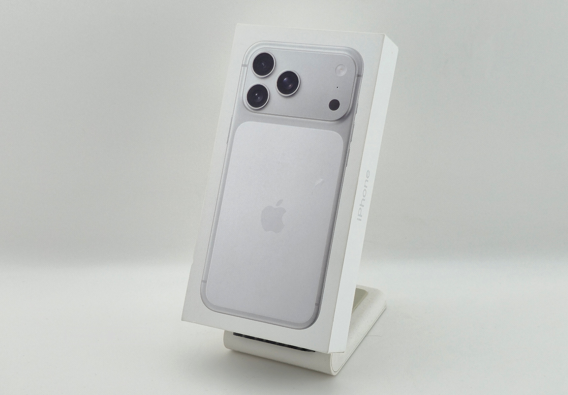 Телефон Apple iPhone 17 Pro Max 256 ГБ, цвет: серебристый (Silver) (Восстановленный)